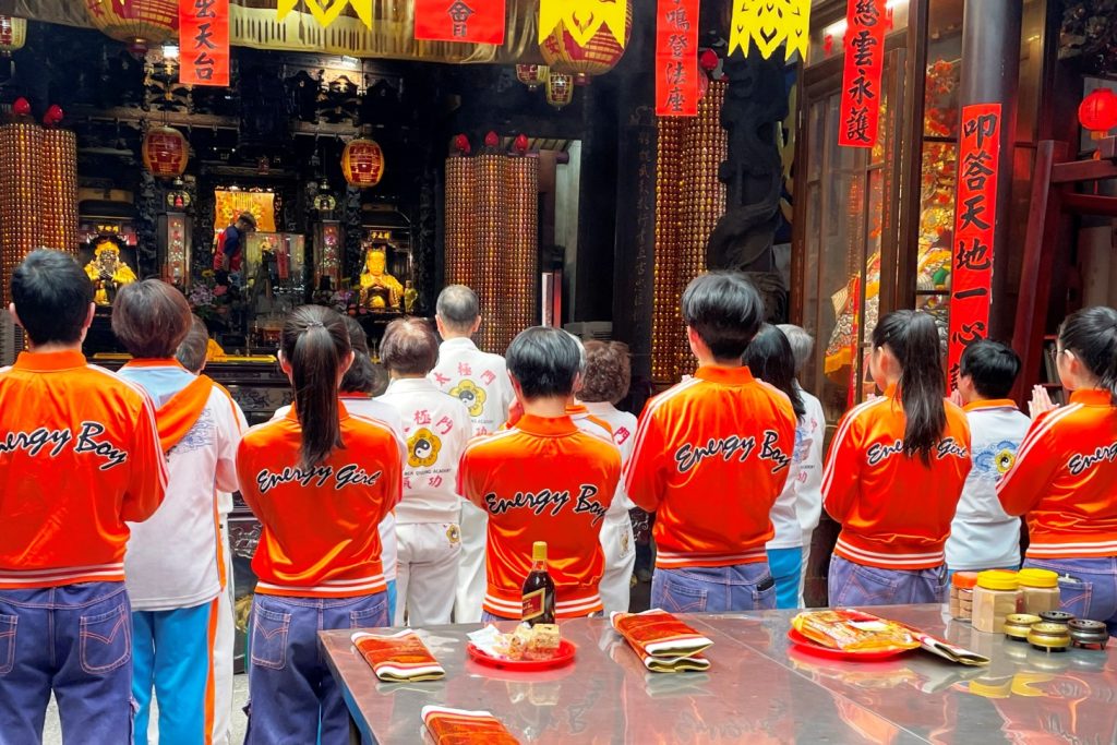 ▲主辦單位代表向關聖帝君祈願,在0403強震後迄今餘震不斷,護佑花蓮及台灣同胞,生者安心、亡者安息。(記者李欣翻攝)