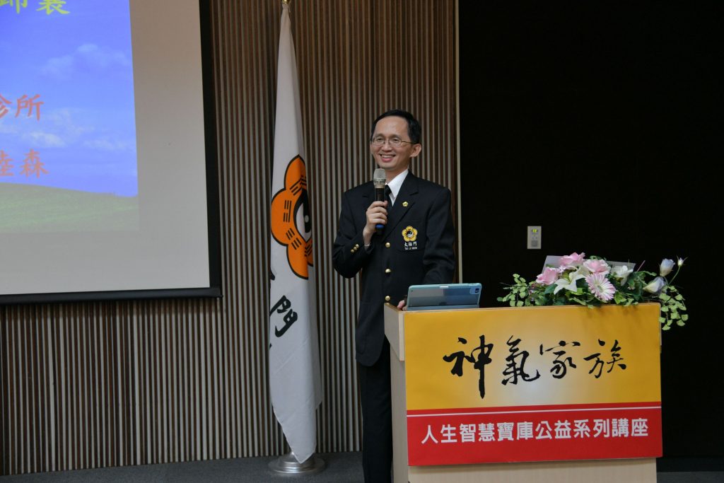 ▲沈睦森中醫師分享適合現代女性的身心靈平衡妙方,並帶著大家現場拍、揉、按、捏穴位,幫助大家緩解情緒,清理體內毒素。(記者李欣翻攝)