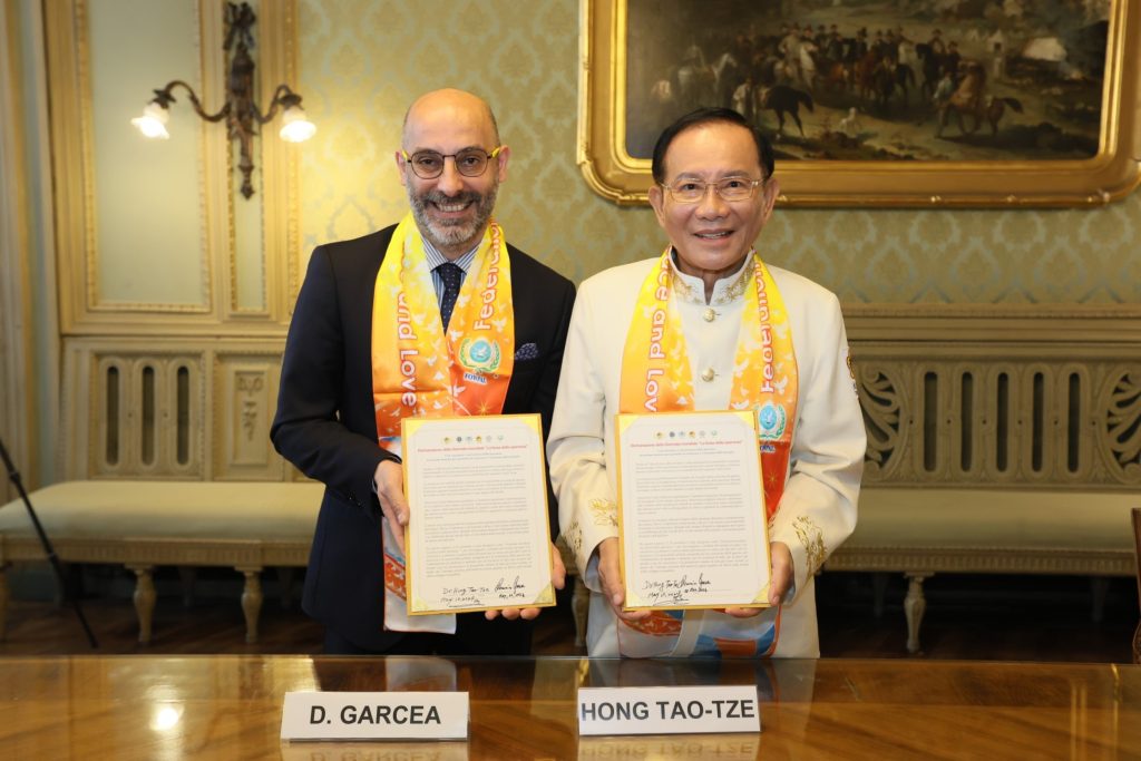 ▲都靈市議會副議長Domenico Garcea連署《世界願力日宣言》。(記者李欣翻攝)