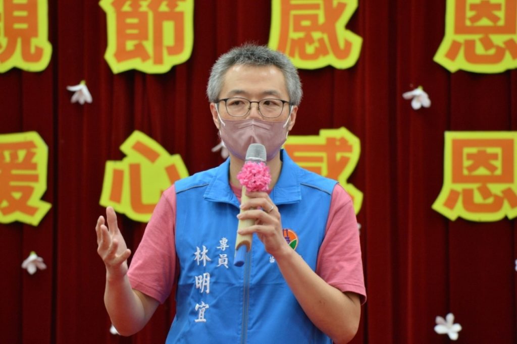 ▲苗栗縣縣長代表社會處專員林明宜認為,社會處平時為弱勢族群倡議、發聲,跟太極門關懷人權的理念非常契合。(記者李欣翻攝)