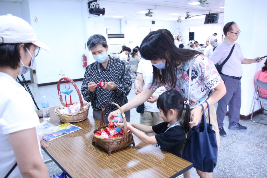 ▲主辦單位貼心地準備應景香包，讓與會嘉賓提前歡度端午佳節。（記者李欣翻攝）
