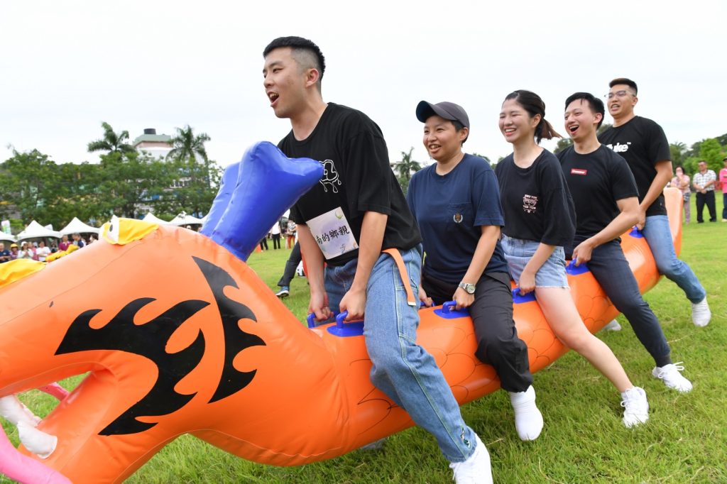 ▲龍舟趣味競賽「陸上行舟」考驗團結力與默契。(記者李欣翻攝)