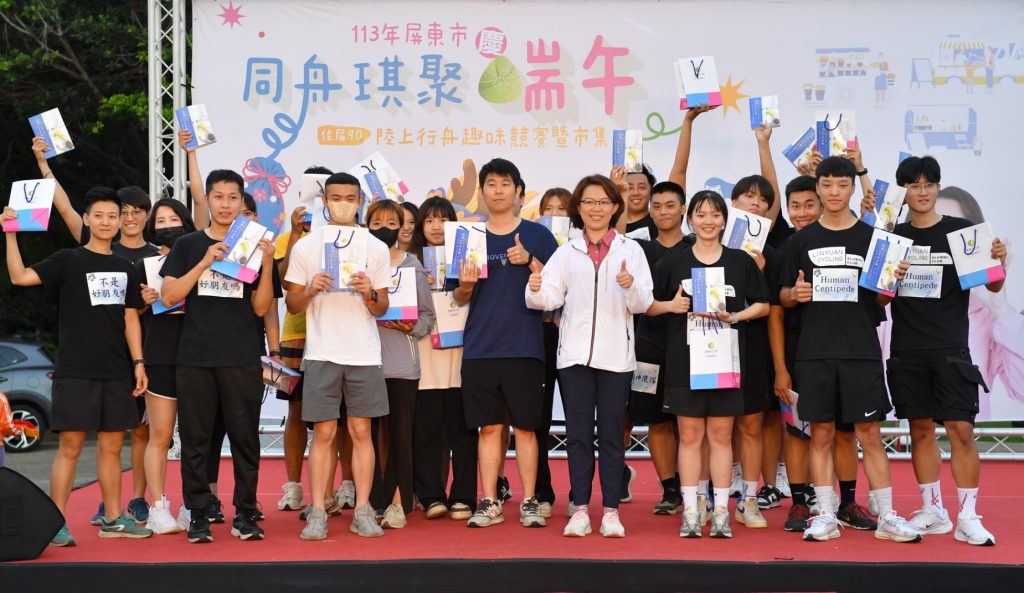 ▲優勝隊伍獲贈暢銷書——《活出心中的太極》,播撒幸福快樂的秘方。(記者李欣翻攝)