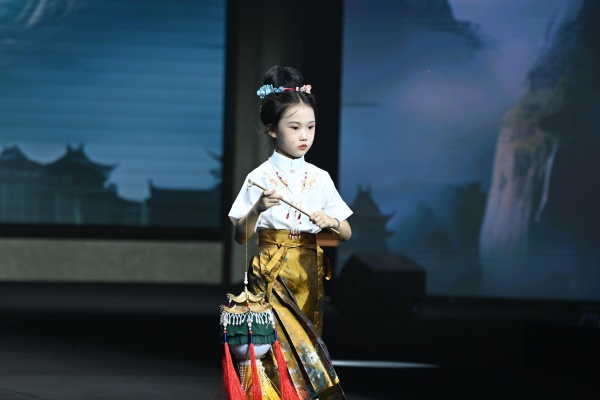 傳承漢服文化   一件漢服溫暖一座城