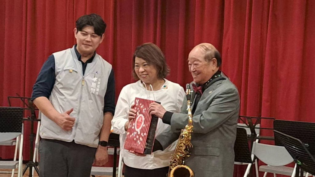 87歲陳世圯率樂團與勇壯樂團同台演出獲滿堂彩 87歲陳世圯率樂團與勇壯樂團同台演出獲滿堂彩