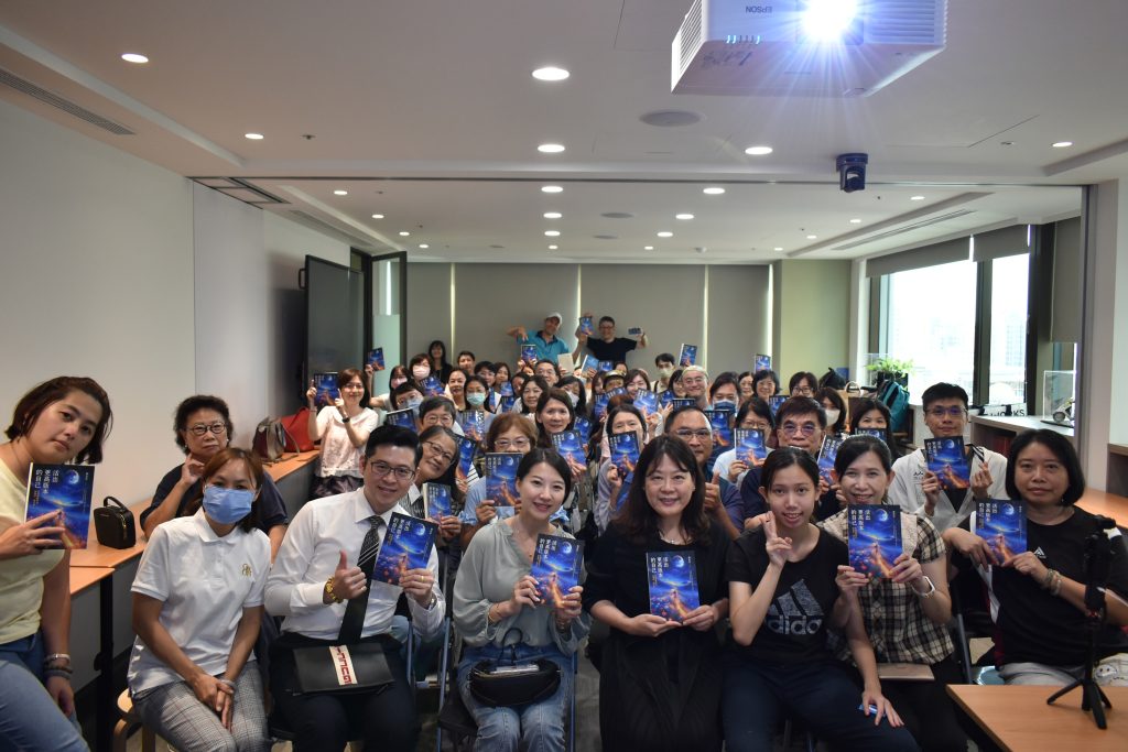 白杖女孩現身感動全場 謝宜珍新書《活出更高版本的自己》分享會溫暖登場 白杖女孩現身感動全場 謝宜珍新書《活出更高版本的自己》分享會溫暖登場