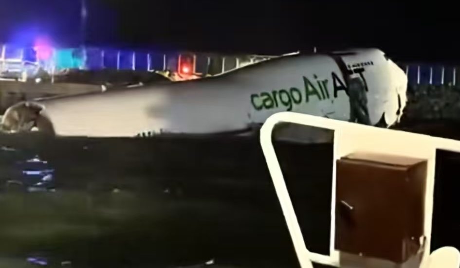 一架杜拜貨機降落香港機場時衝出跑道 機身斷裂墮海釀2死 一架杜拜貨機降落香港機場時衝出跑道 機身斷裂墮海釀2死