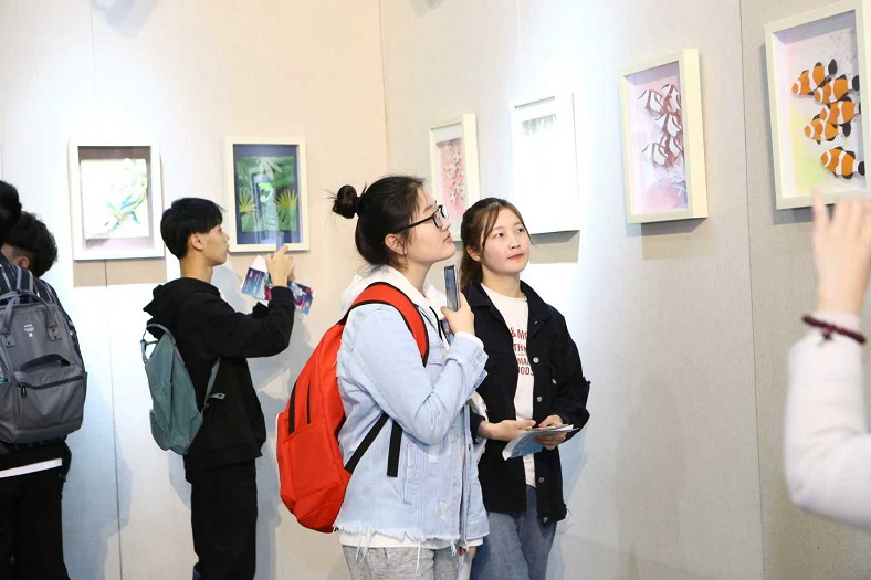 以紙築夢!第五屆海峽兩岸紙藝產業博覽會精品展在廈舉辦 以紙築夢!第五屆海峽兩岸紙藝產業博覽會精品展在廈舉辦