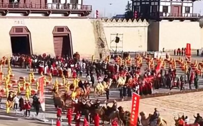 駝峰載月踏沙行  絲路千年鐸韻清  東天山駱駝隊絲綢之路文化交流活動走進洛陽