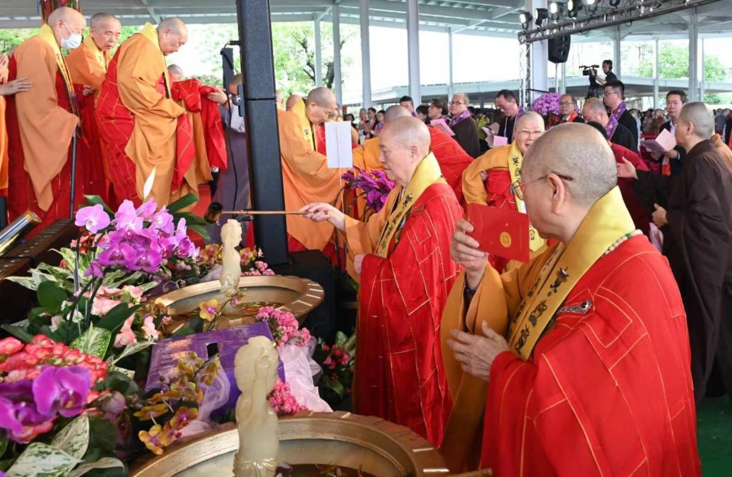 慈明高中55周年校慶 常露上人主持浴佛祈福盛會普天同慶 慈明高中55周年校慶 常露上人主持浴佛祈福盛會普天同慶
