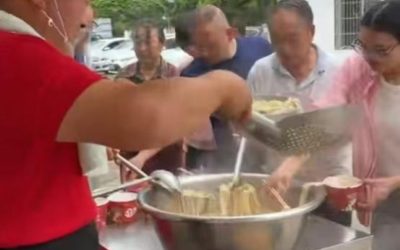 千里馳援顯擔當 一碗燴面暖湘豫!河南“燴面哥”奔赴湖南石門支援暴雨災區 千里馳援顯擔當 一碗燴面暖湘豫!河南“燴面哥”奔赴湖南石門支援暴雨災區