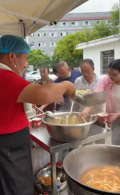 千里馳援顯擔當　一碗燴面暖湘豫！河南“燴面哥”奔赴湖南石門支援暴雨災區