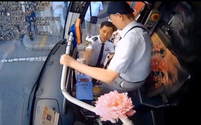 暖心瞬間！洛陽公車長彎腰一背　背起文明溫度溫暖一座城